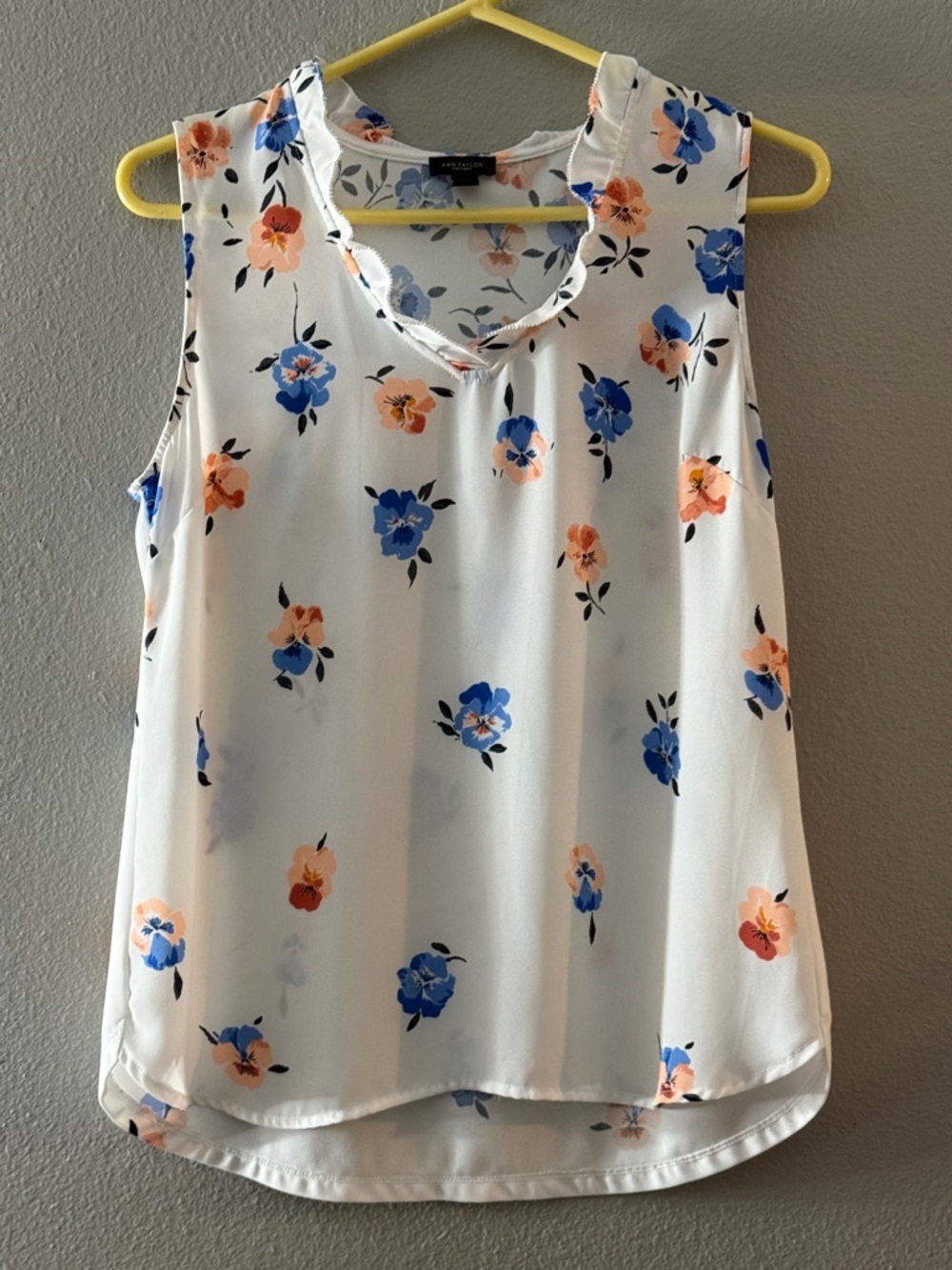 Ann Taylor White Floral Sleeveless V-Neck Tank with Blue & Peach Blossoms